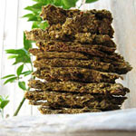 Пропустить через мясорубку семечки, орехи, финики. Тесто раскатать...