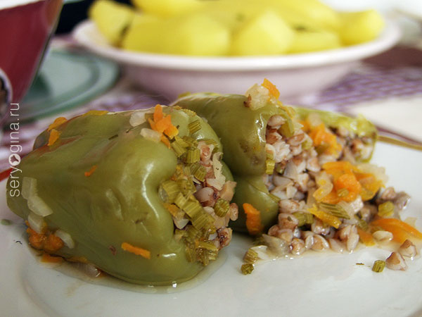 Перец, фаршированный гречкой, морковью, сельдереем и луком Перец, фаршированный гречкой, морковью, сельдереем и луком