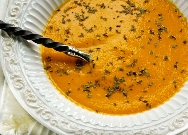 Сыроедческий суп с базиликом и вялеными томатами 