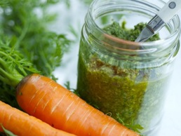 Сыроедческое песто из морковной ботвы Сыроедческое песто из морковной ботвы